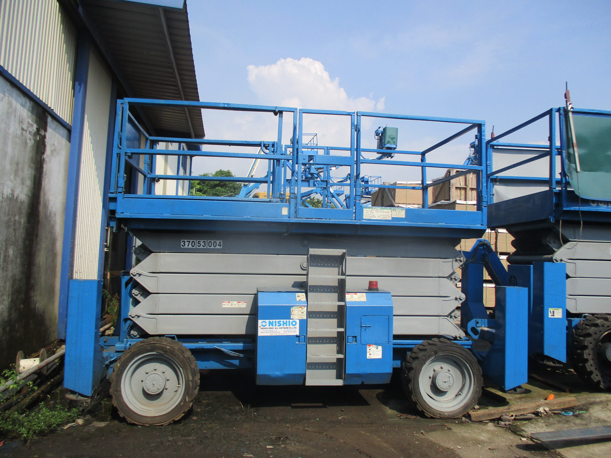 Xe nâng người cắt kéo (Dầu)