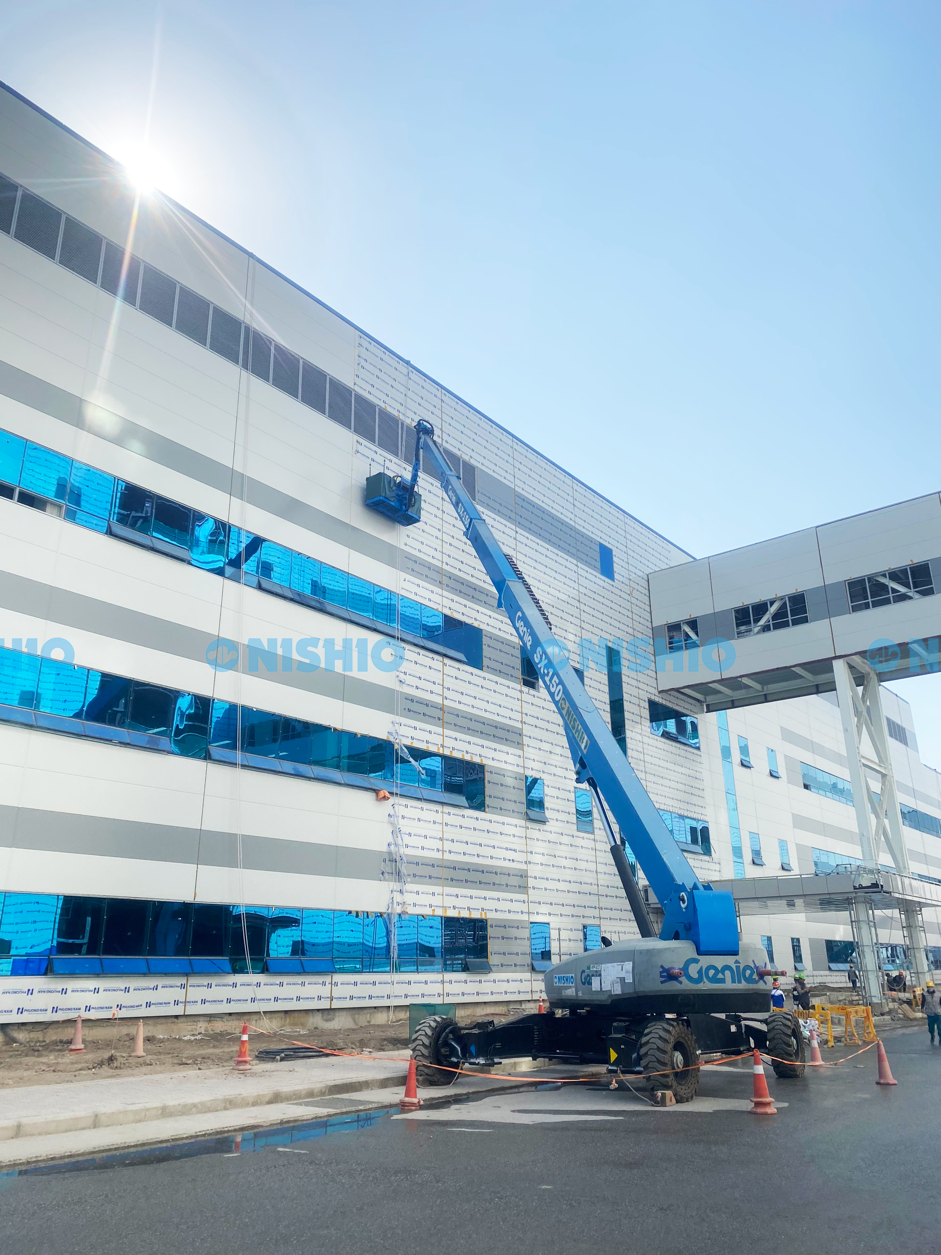 Xe Nâng Người Boom Lift tại một nhà máy đang xây dựng
