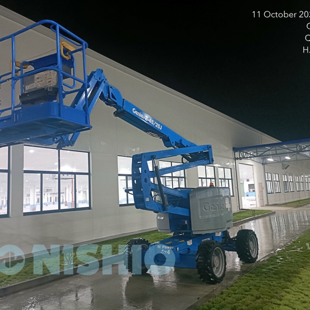 Xe Nâng Người Boom Lift Genie Z-45/25J của NISHIO bên trong một nhà máy