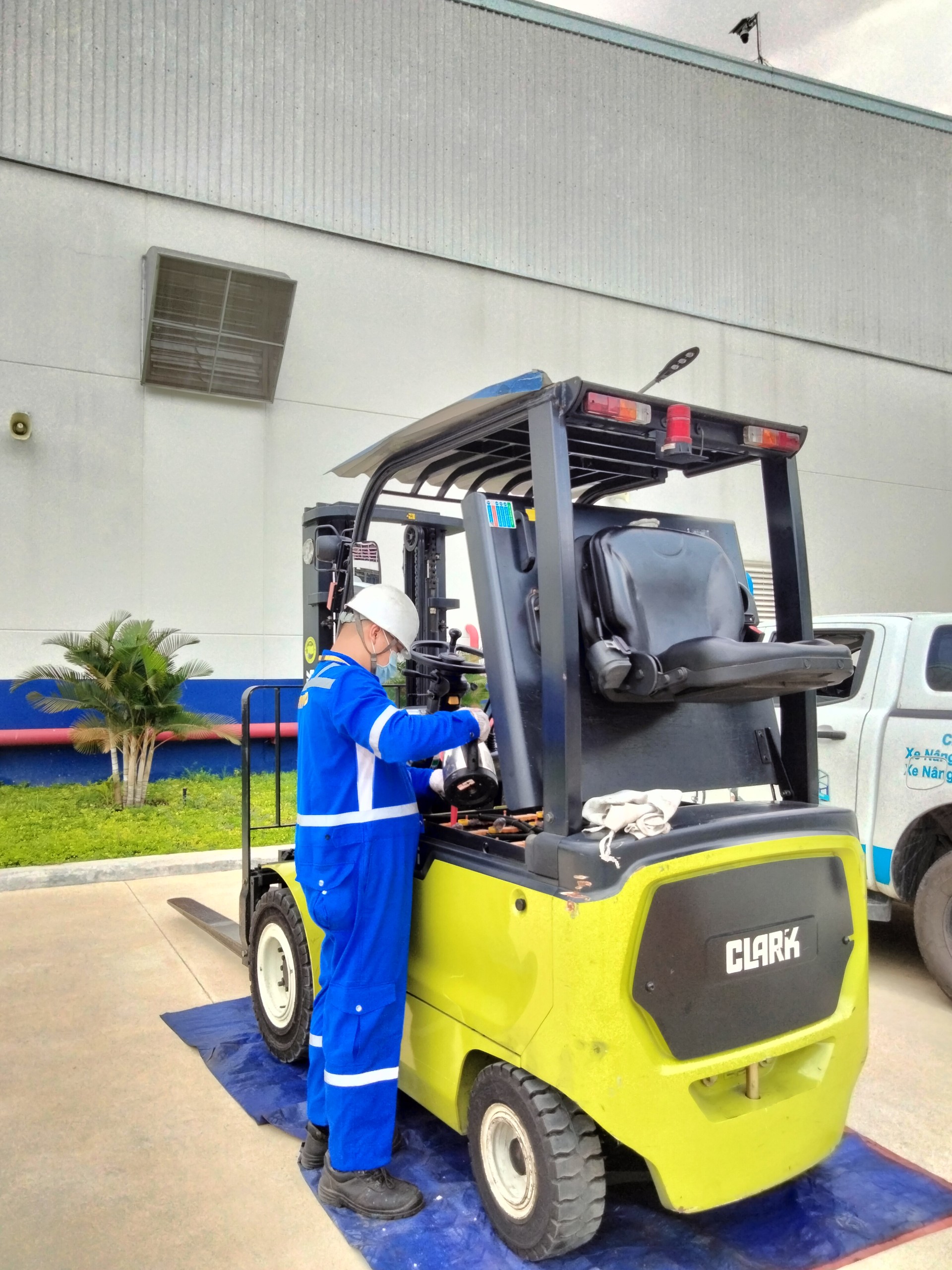 Kỹ Thuật Viên NISHIO đang kiểm tra, bão dưỡng Xe Nâng Hàng tại một nhà máy