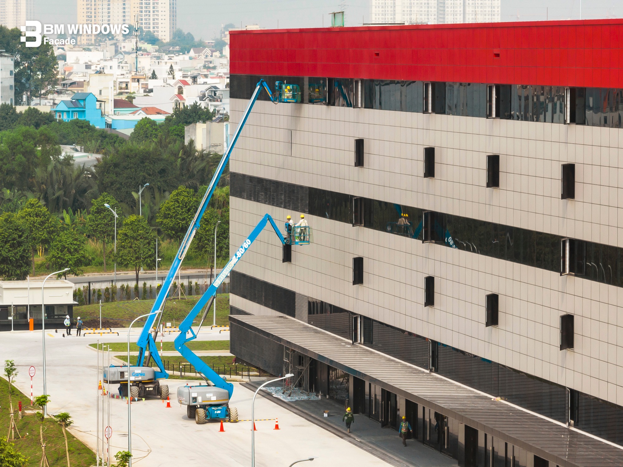 NÍHSIO-rental-boom-lift-40m-at-TTI-project-sai-gon-hi-tech-park-thu-duc-hcm-vietnam