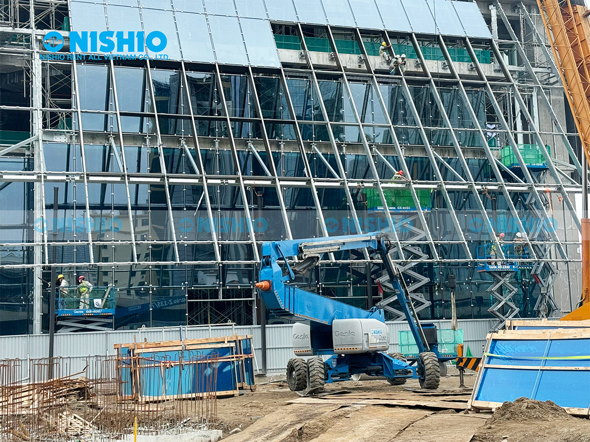 xe-nang-nguoi-nishio-tai-du-an-Marina
