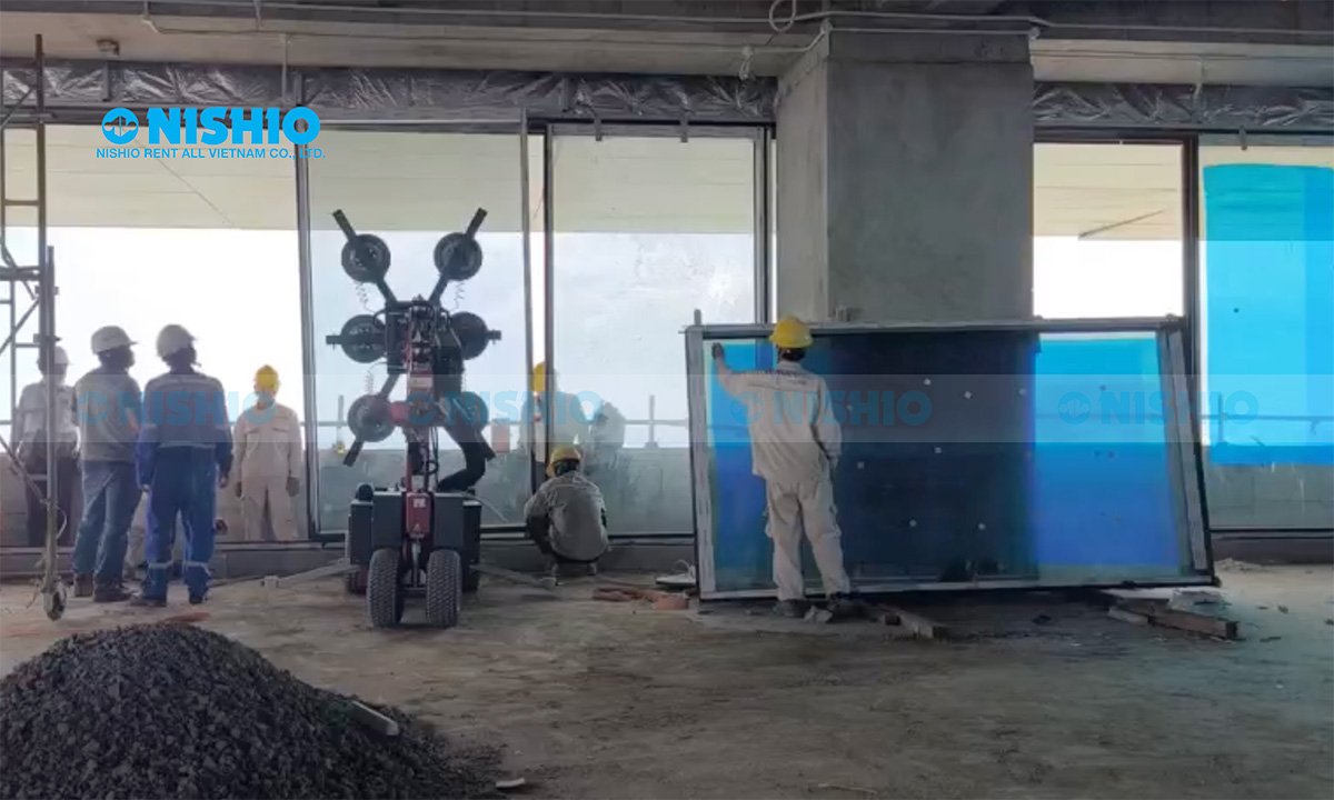 xe-nang-ha-kinh-glassworker-cua-nishio-tai-du-an-Marina