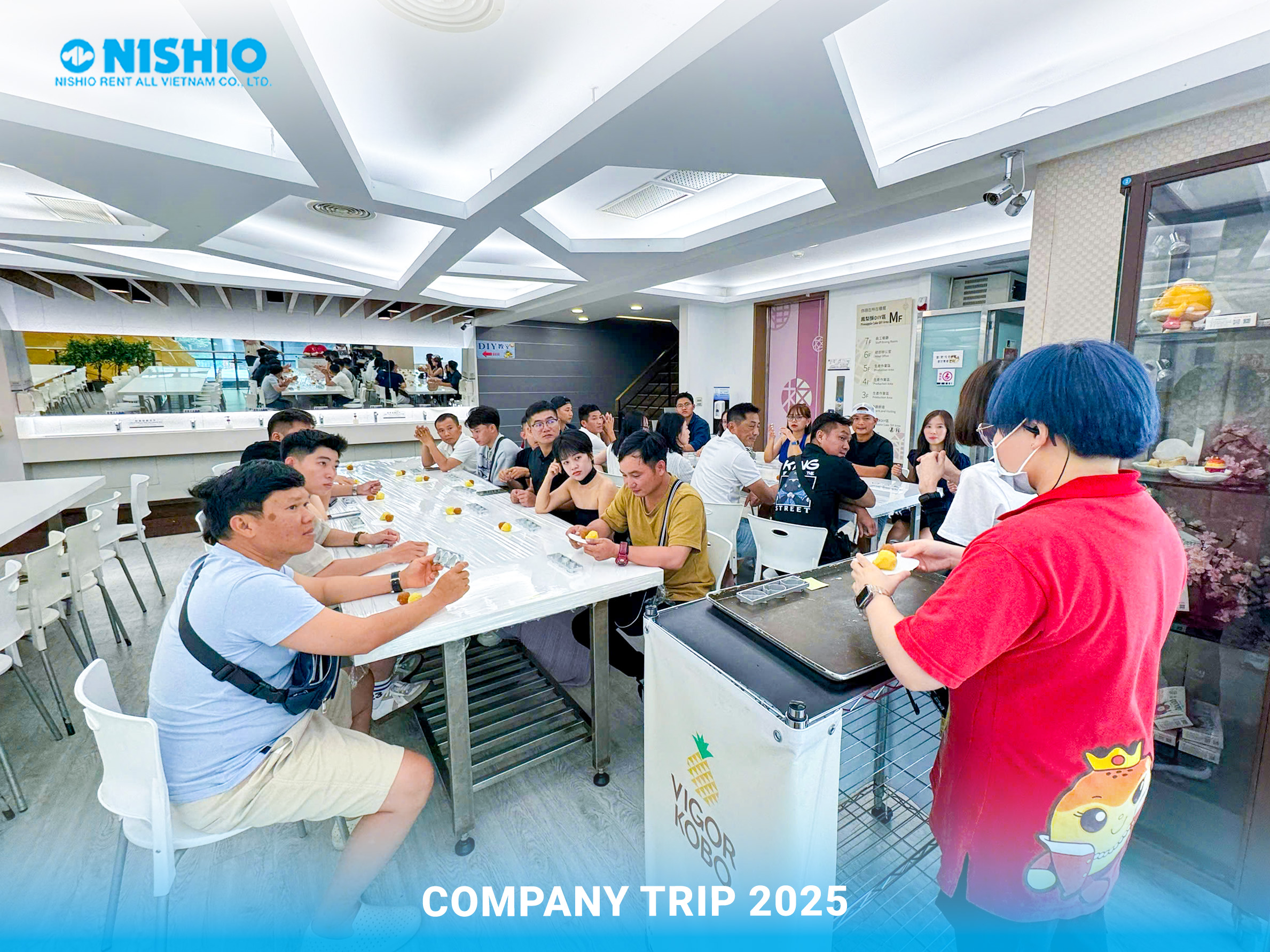 NISHIO's employees are making pineapple cake - Taiwanese specialties