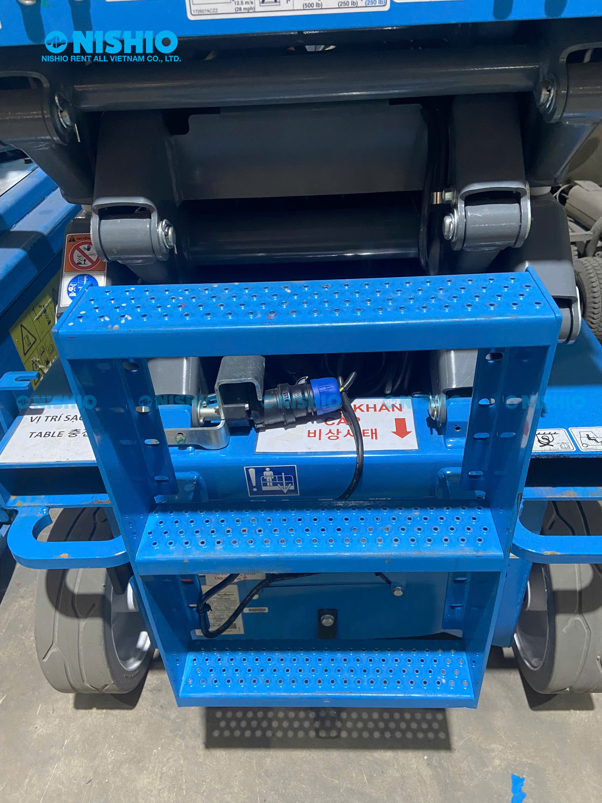 Access Steps of the Scissor Lift