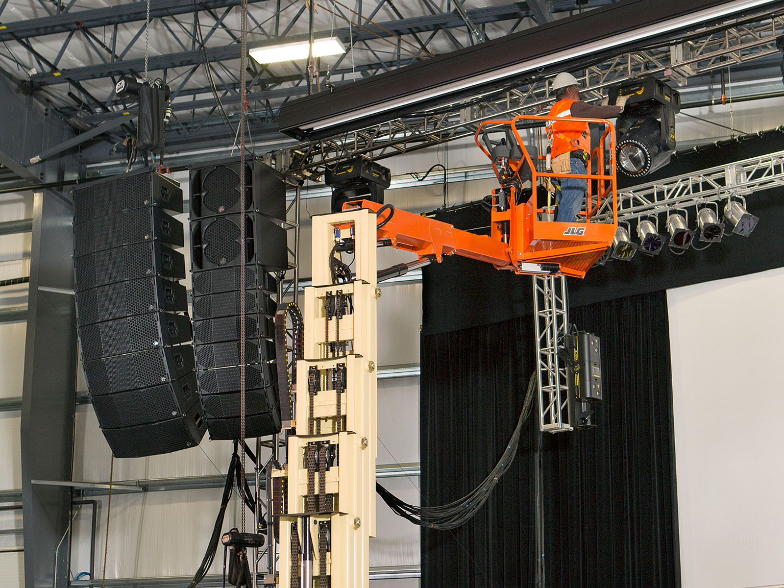 Xe Nâng Người Trục Đứng Cần Xoay 11.83m T12E