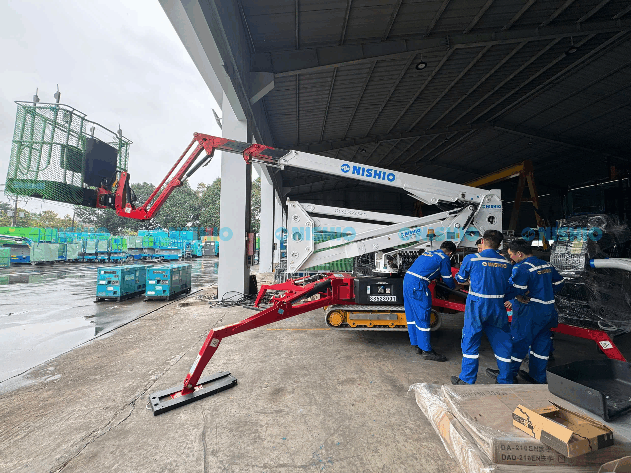 Hình ảnh: Các Kỹ Thật Viên của NISHIO đang kiểm tra Xe Nâng Người Chân Nhện CTE Spider Lift Traccess 230