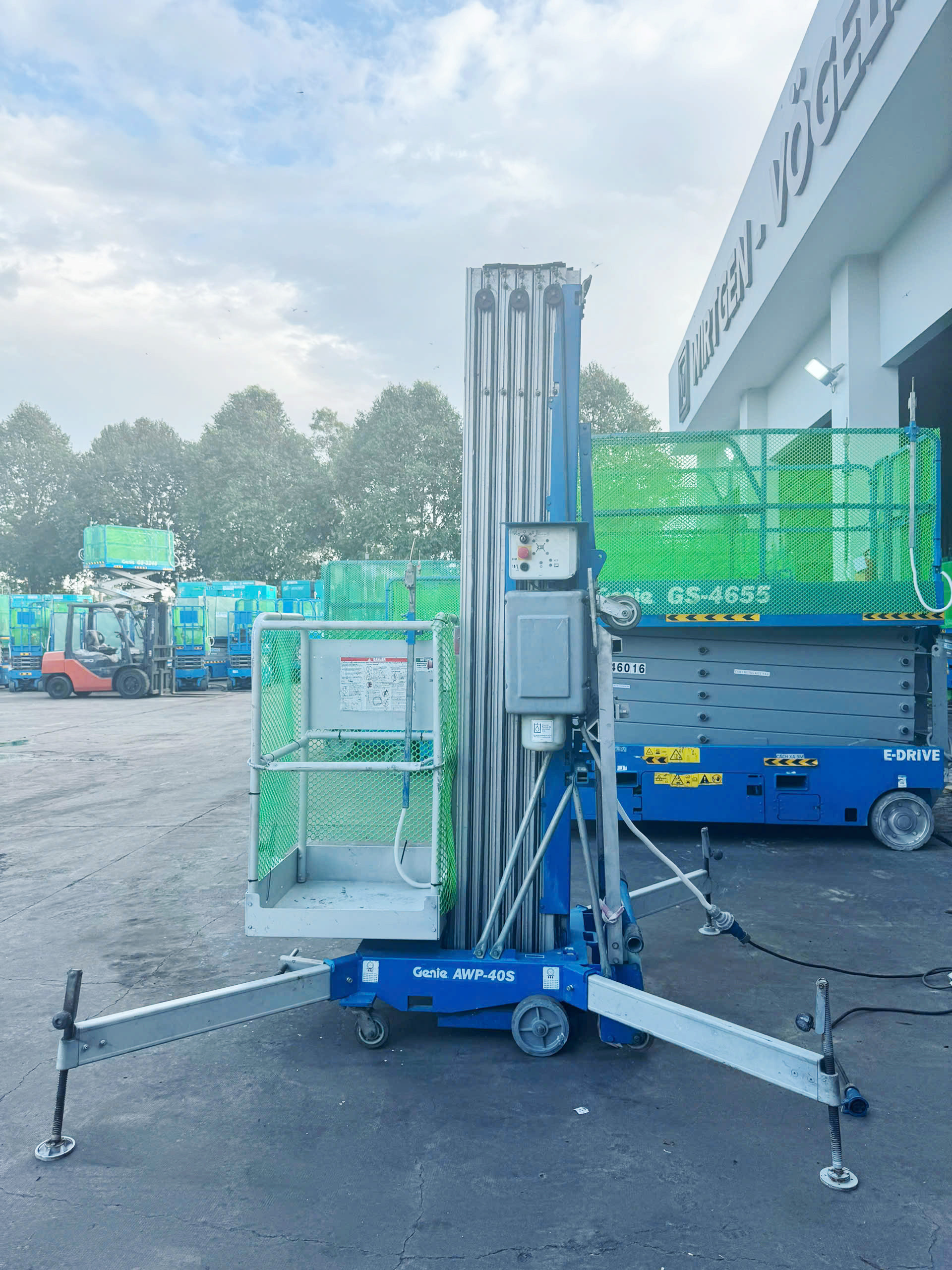 USED AERIAL WORK PLATFORMS 14M GENIE AWP-40S