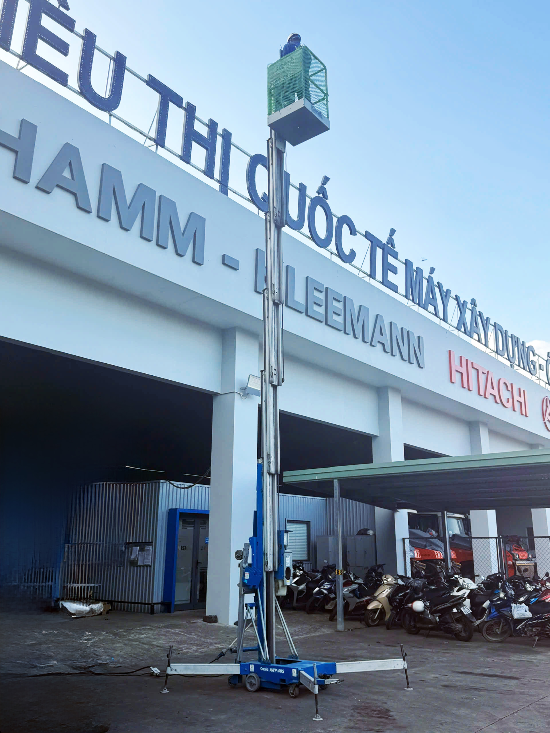 USED AERIAL WORK PLATFORMS 14M GENIE AWP-40S