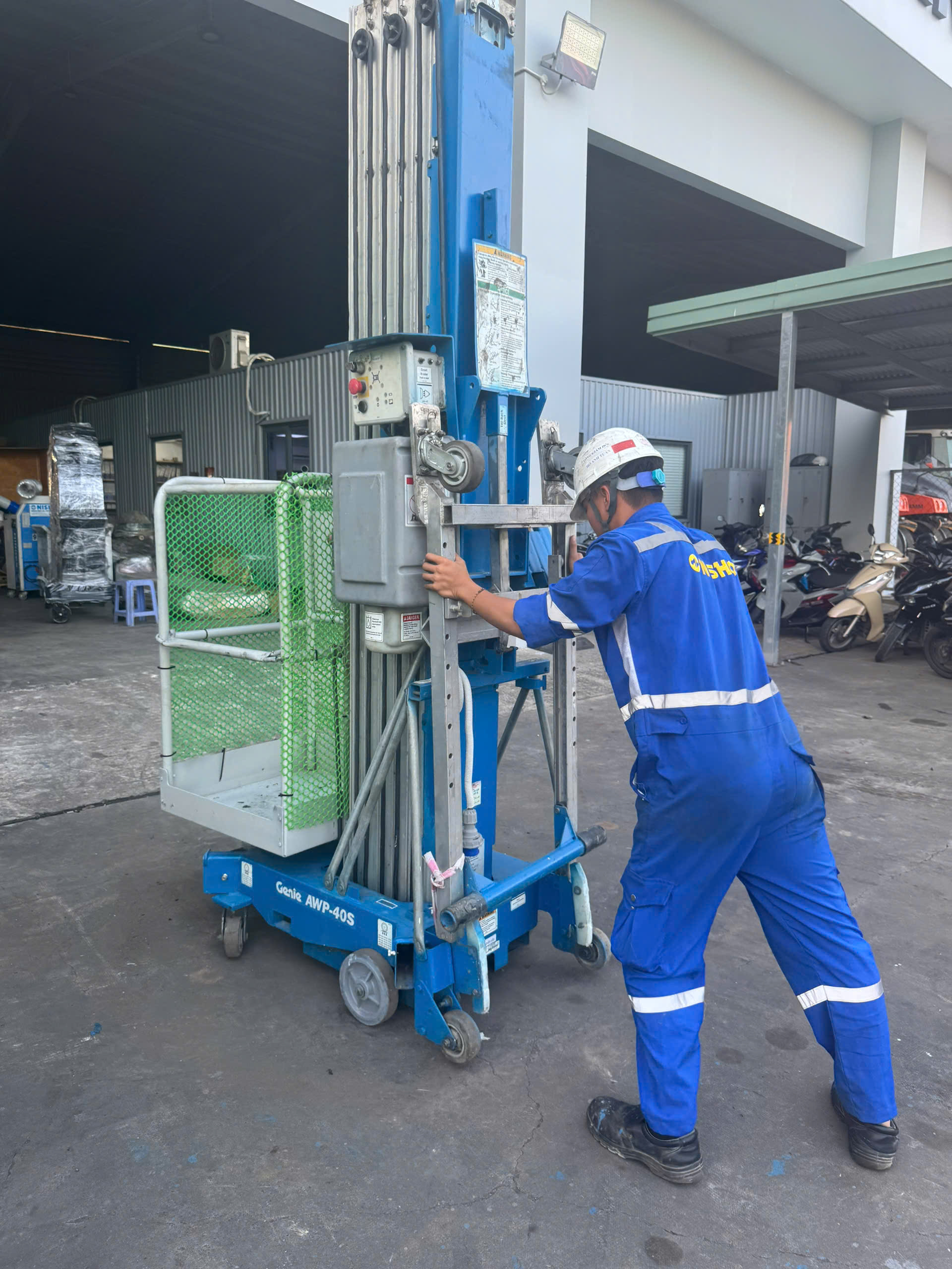 USED AERIAL WORK PLATFORMS 14M GENIE AWP-40S