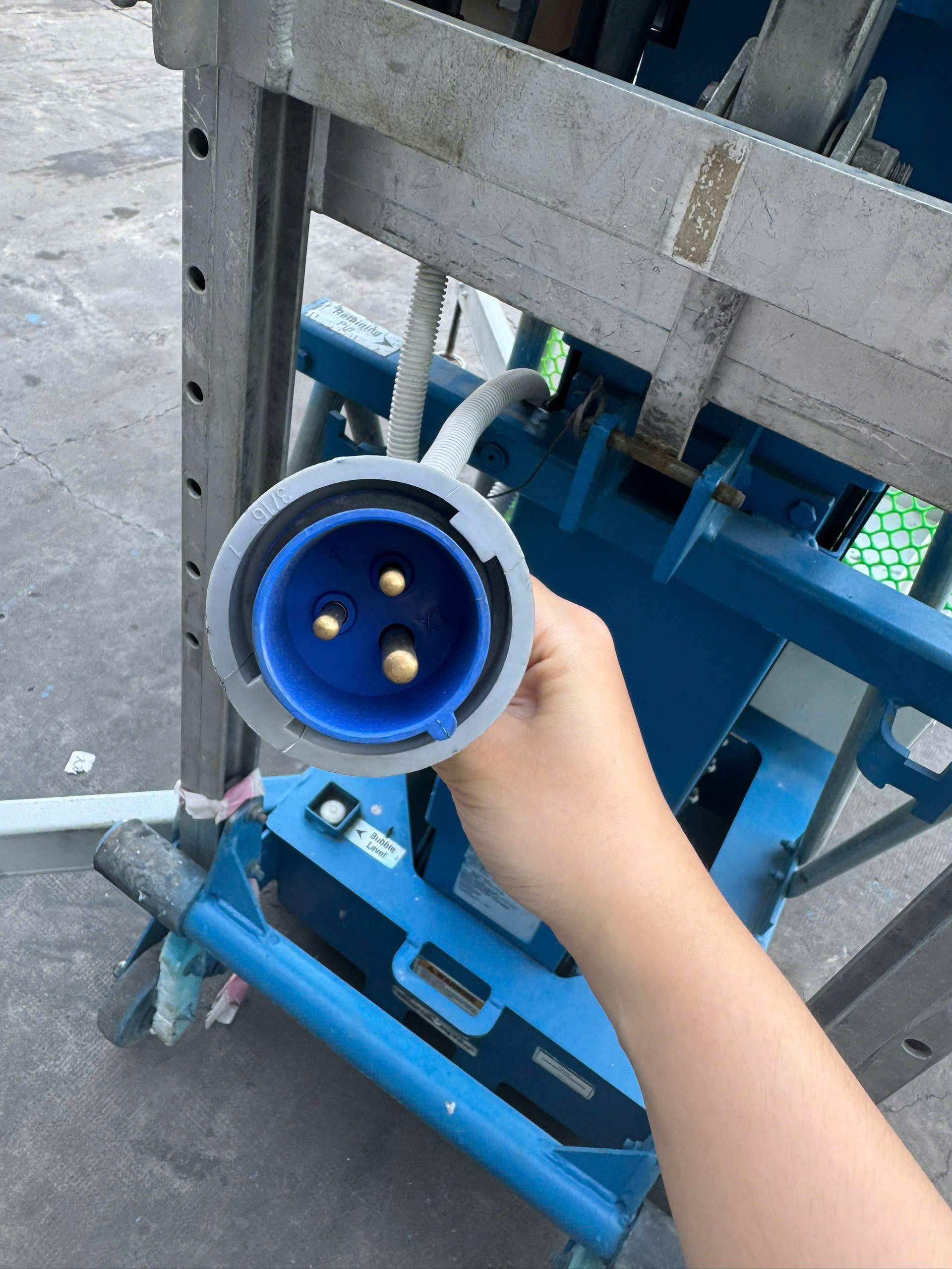 USED AERIAL WORK PLATFORMS 14M GENIE AWP-40S