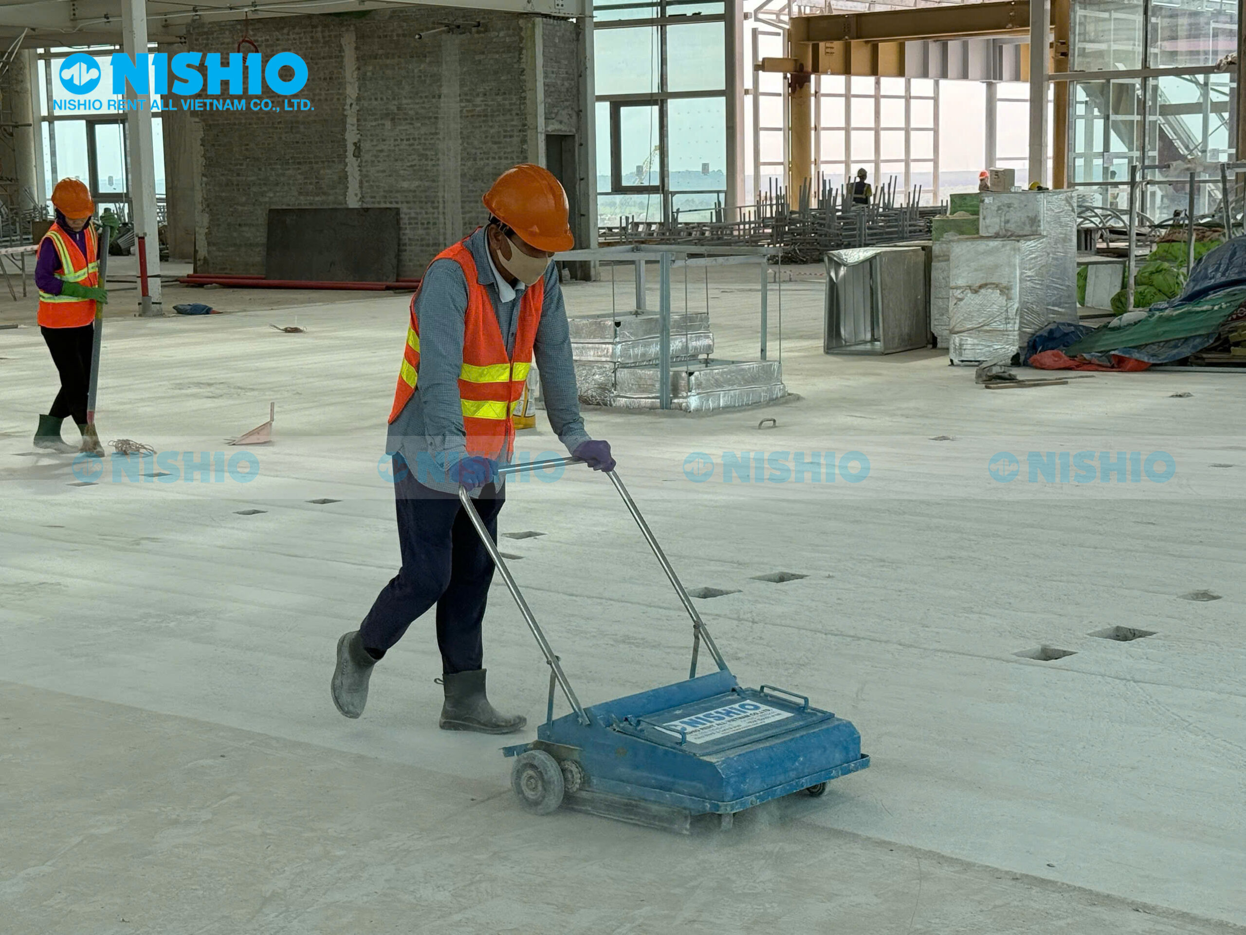 Hình ảnh: Khách hàng đang sử dụng Chổi quét công nghiệp của NISHIO để vệ sinh tại 1 dự án xây dựng