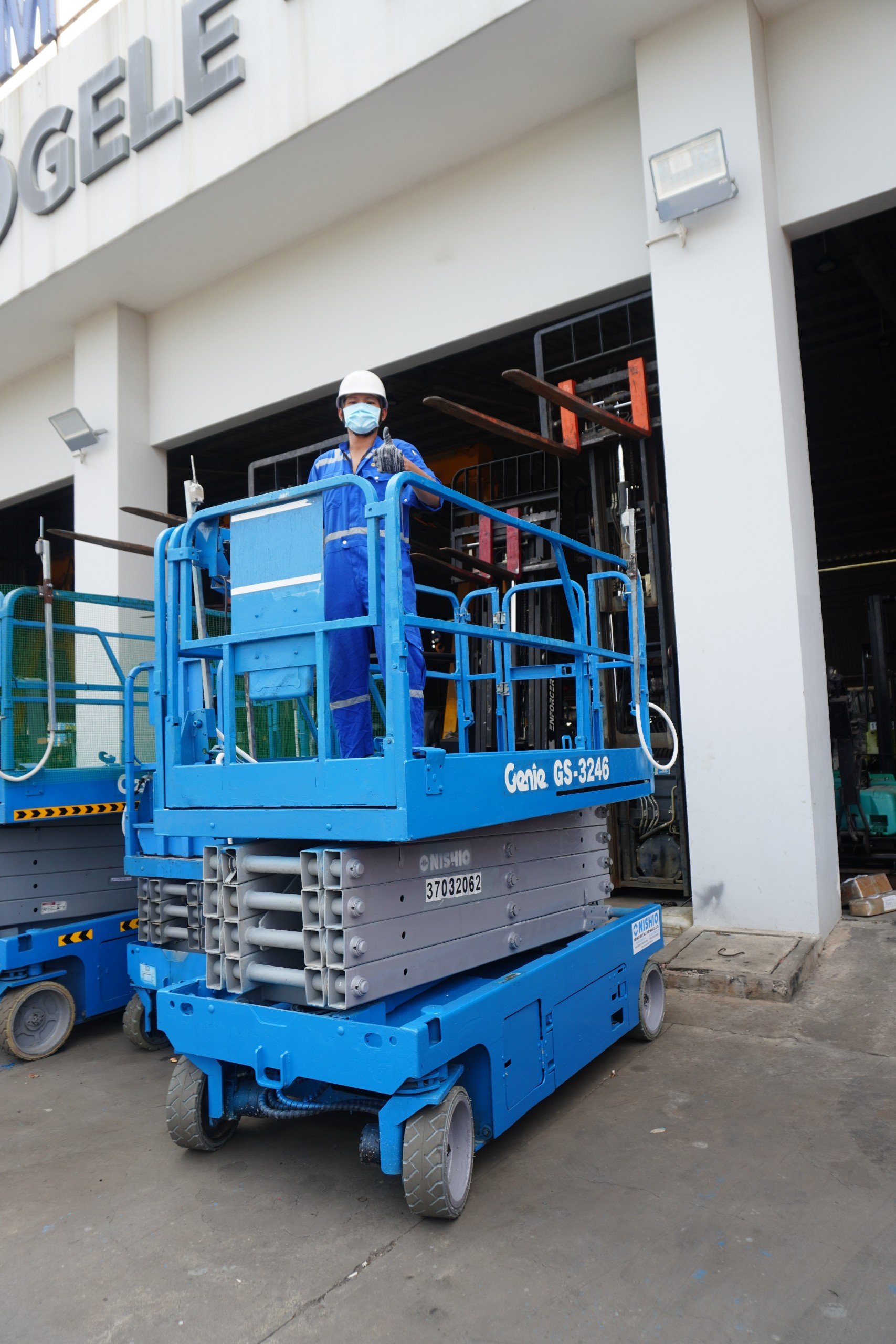 XE NÂNG NGƯỜI CẮT KÉO CŨ 12M GENIE GS3246