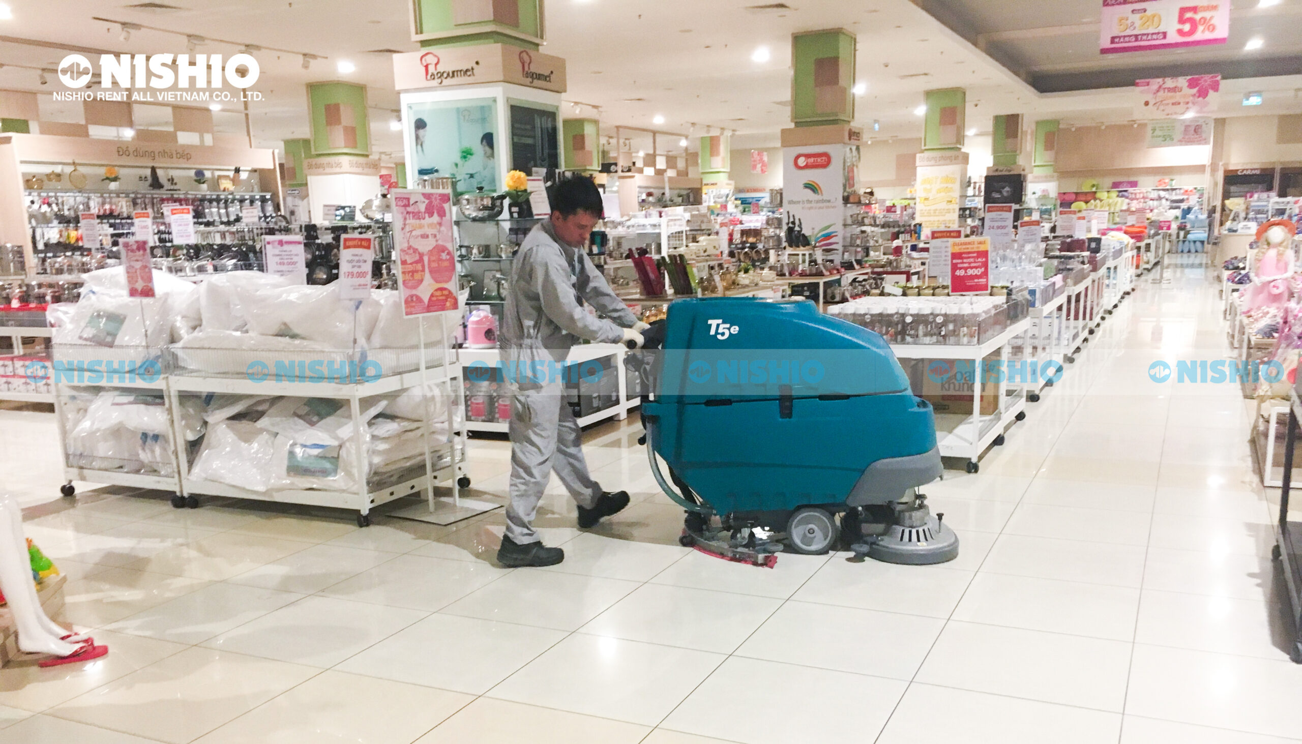 Hình ảnh: Máy chà sàn đứng của NISHIO được sử dụng để vệ sinh 1 trung tâm thương mại