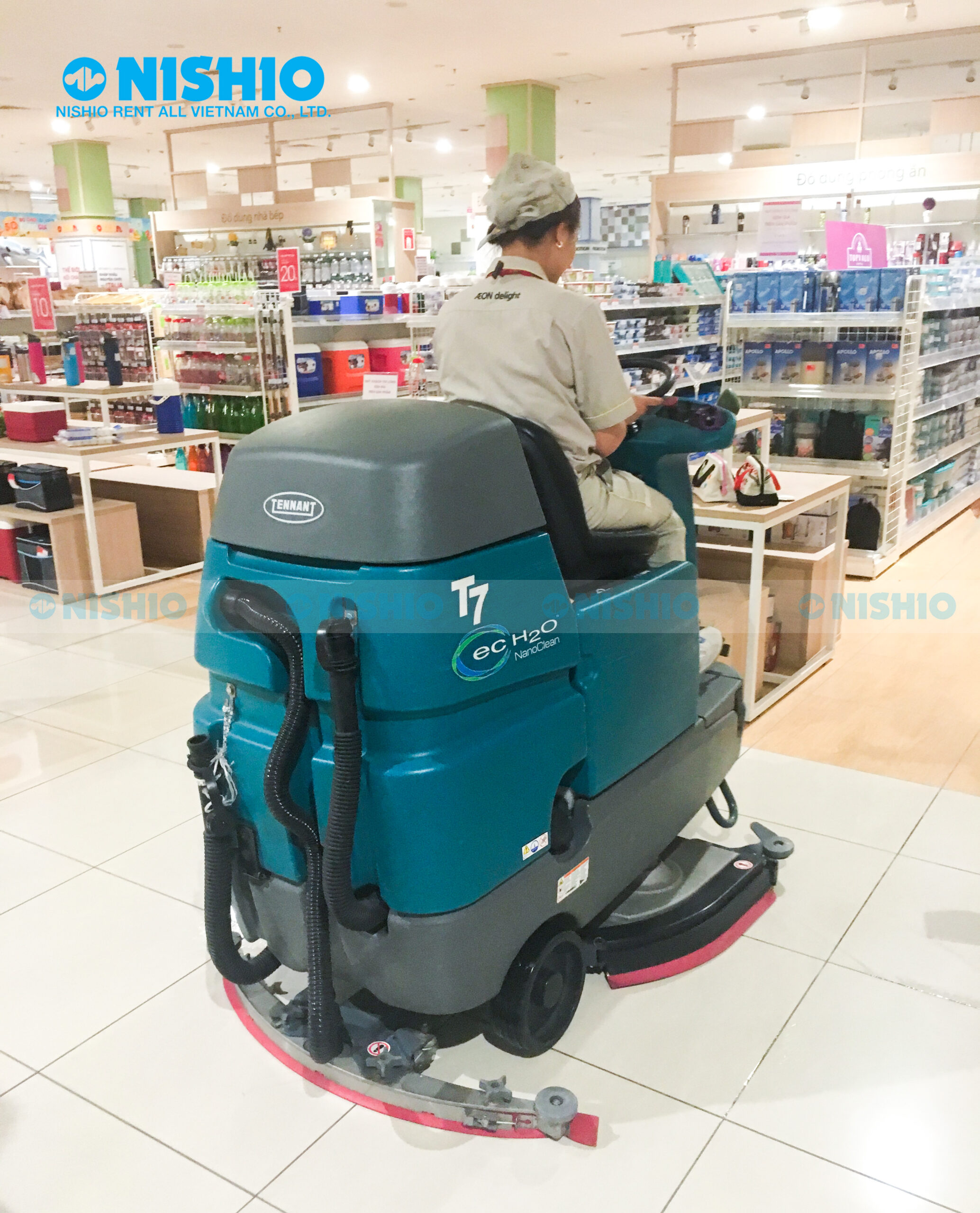 Hình ảnh: Khách hàng đang sử dụng Máy chà sàn ngồi lái trong trung tâm thương mại