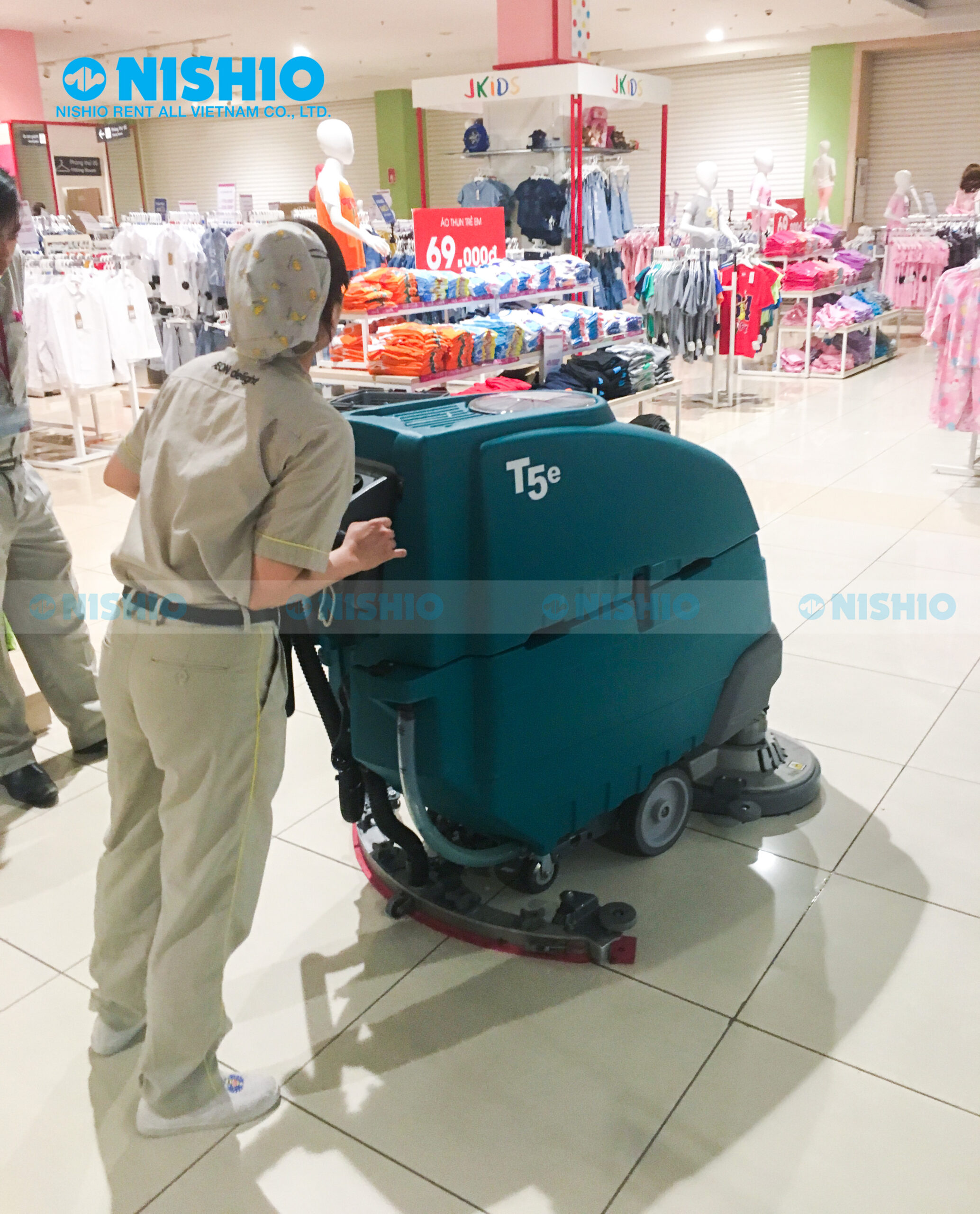 Hình ảnh: Khách hàng đang sử dụng Máy chà sàn đứng lái trong trung tâm thương mại