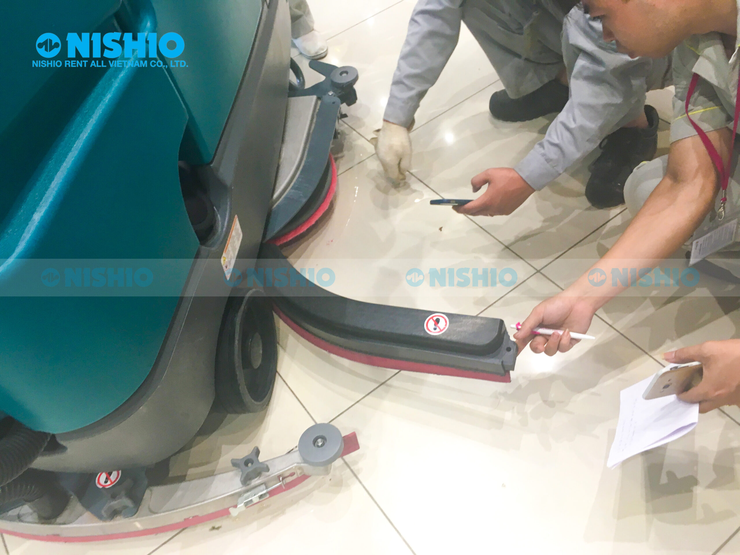 Hình ảnh: Kỹ thuật viên NISHIO đang kiểm tra Máy chà sàn