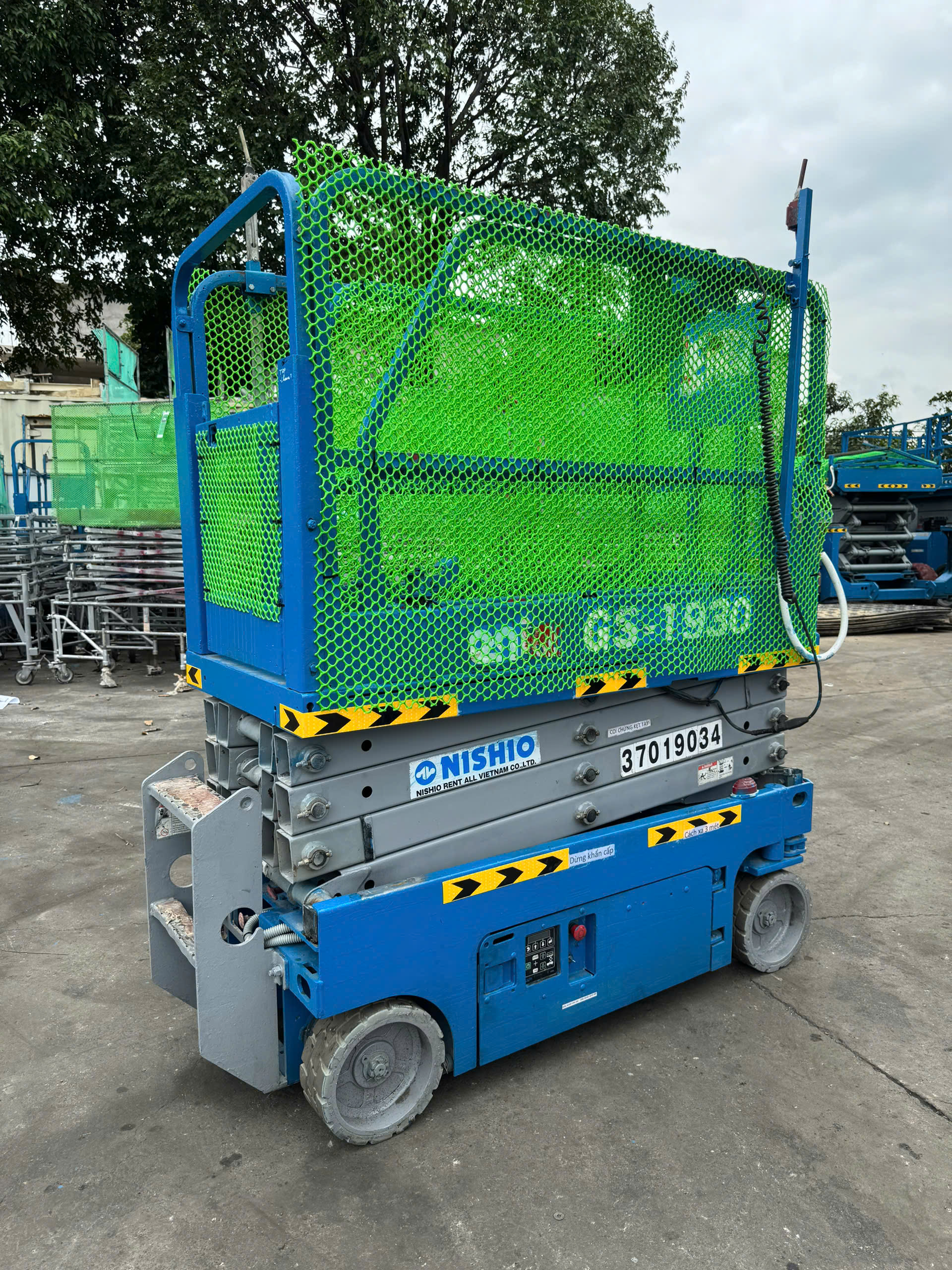 XE NÂNG NGƯỜI CẮT KÉO CŨ 8M GENIE GS1930