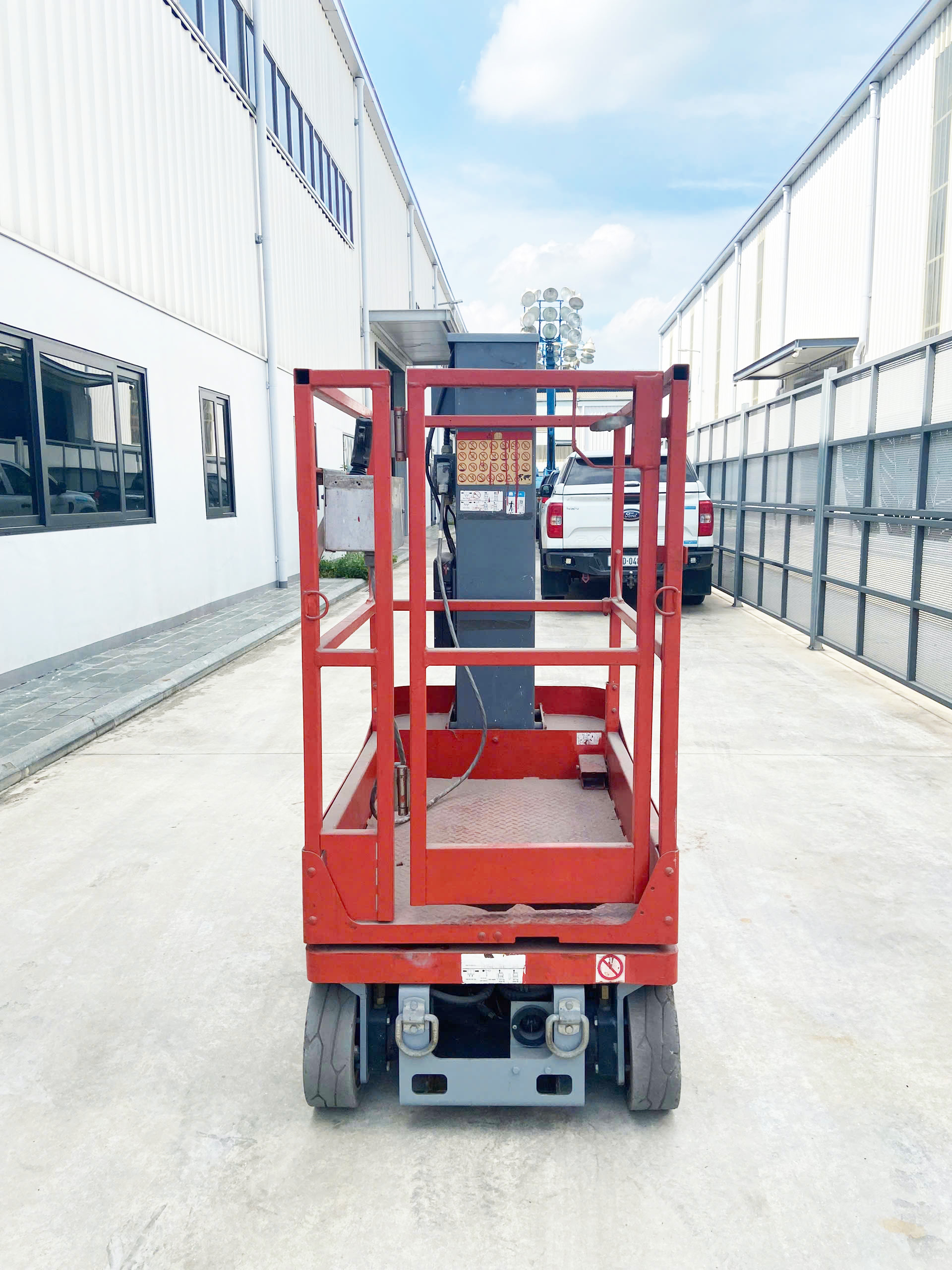 XE NÂNG NGƯỜI TRỤC ĐỨNG CŨ 5,5M SKYJACK SJ12