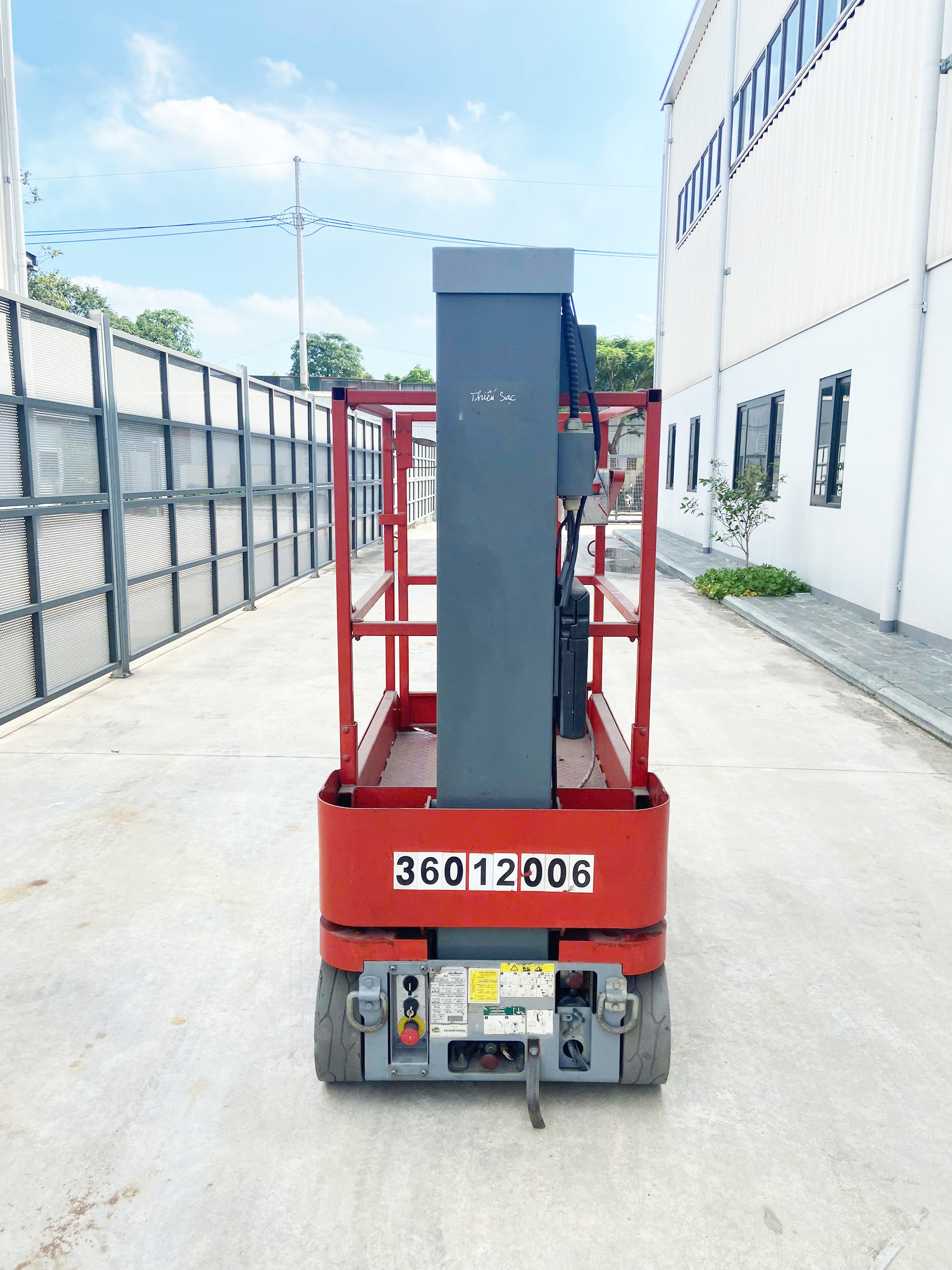 XE NÂNG NGƯỜI TRỤC ĐỨNG CŨ 5,5M SKYJACK SJ12