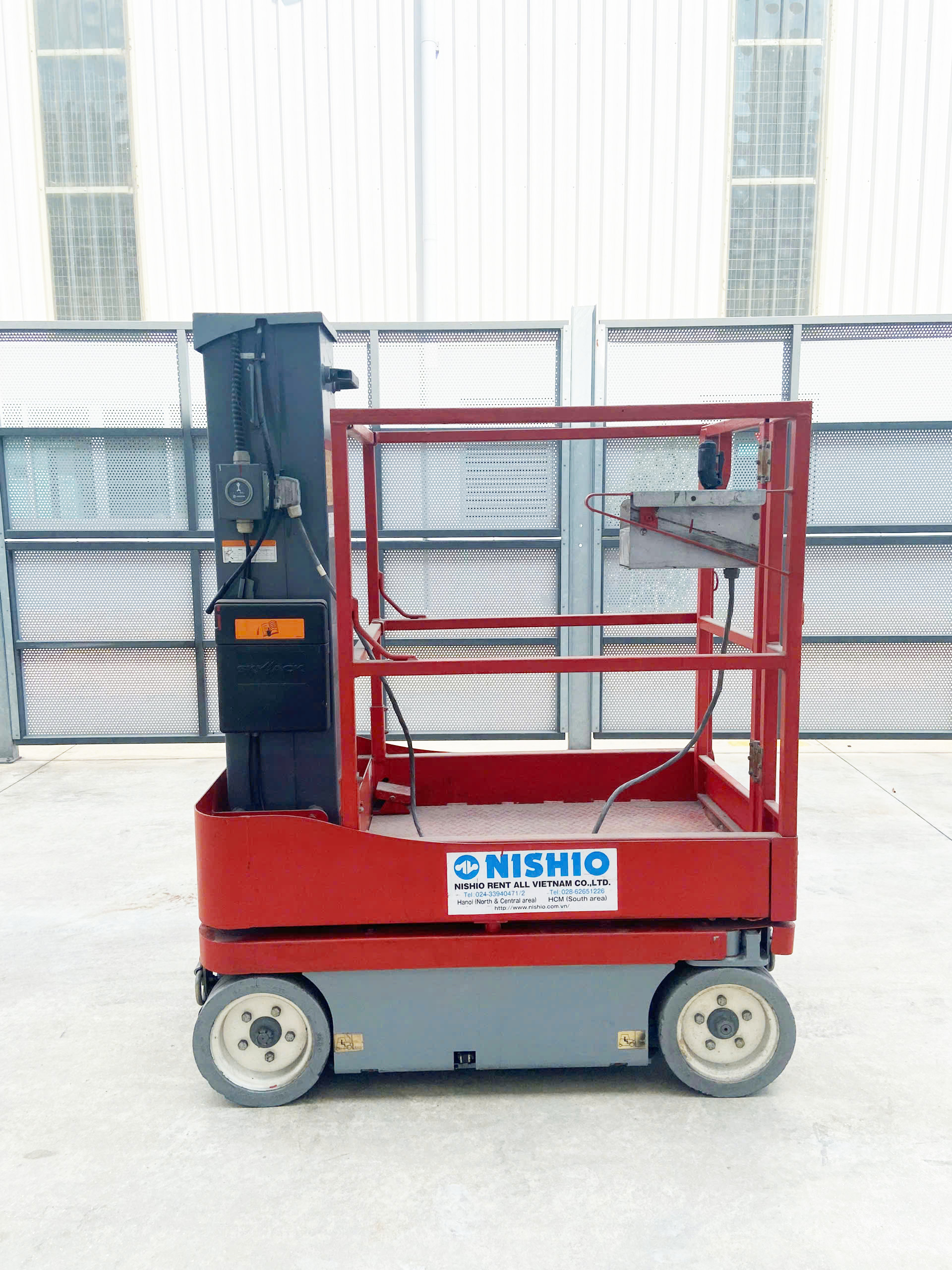 XE NÂNG NGƯỜI TRỤC ĐỨNG CŨ 5,5M SKYJACK SJ12