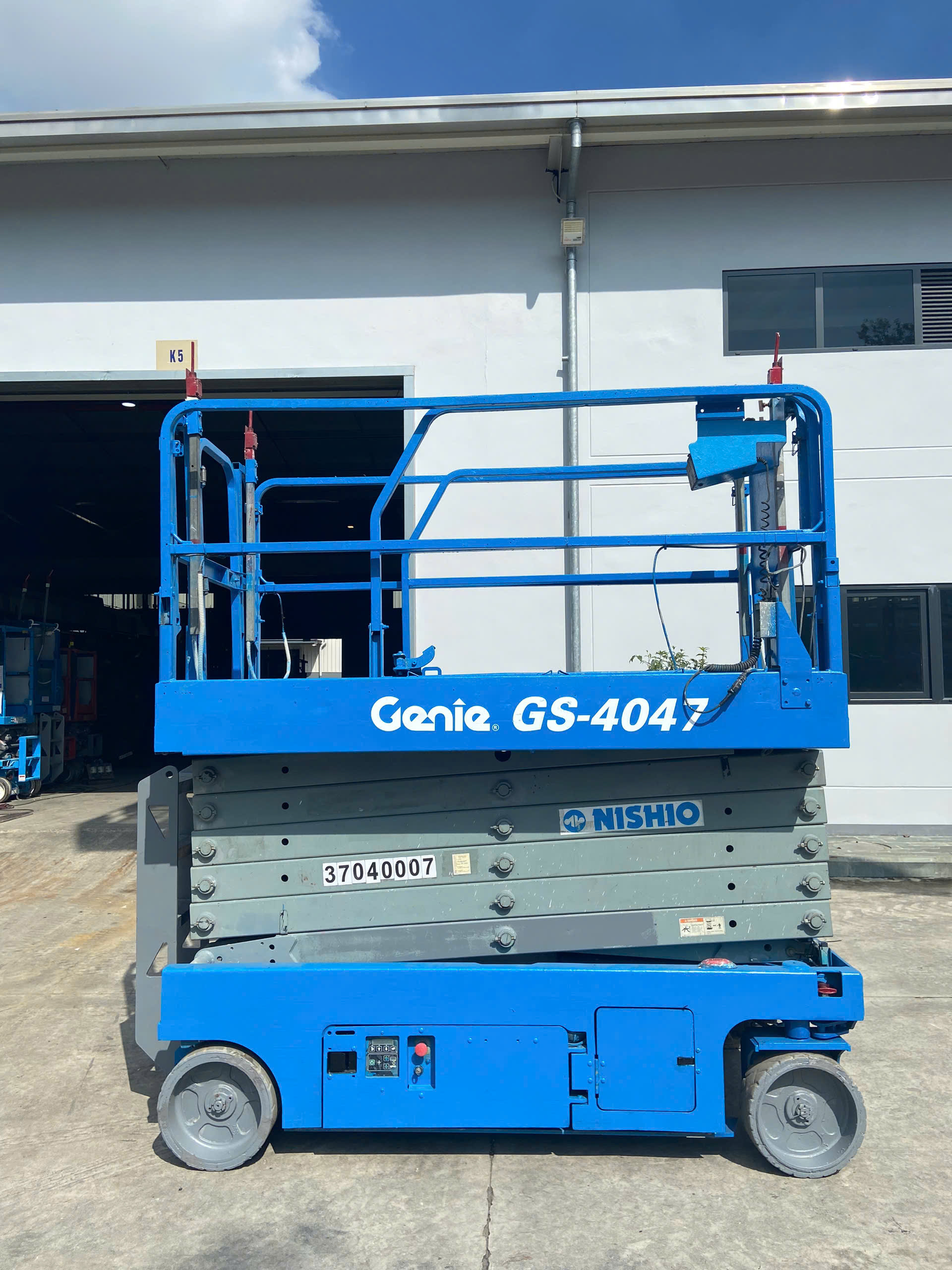 XE NÂNG NGƯỜI CẮT KÉO CŨ 14M GENIE GS4047