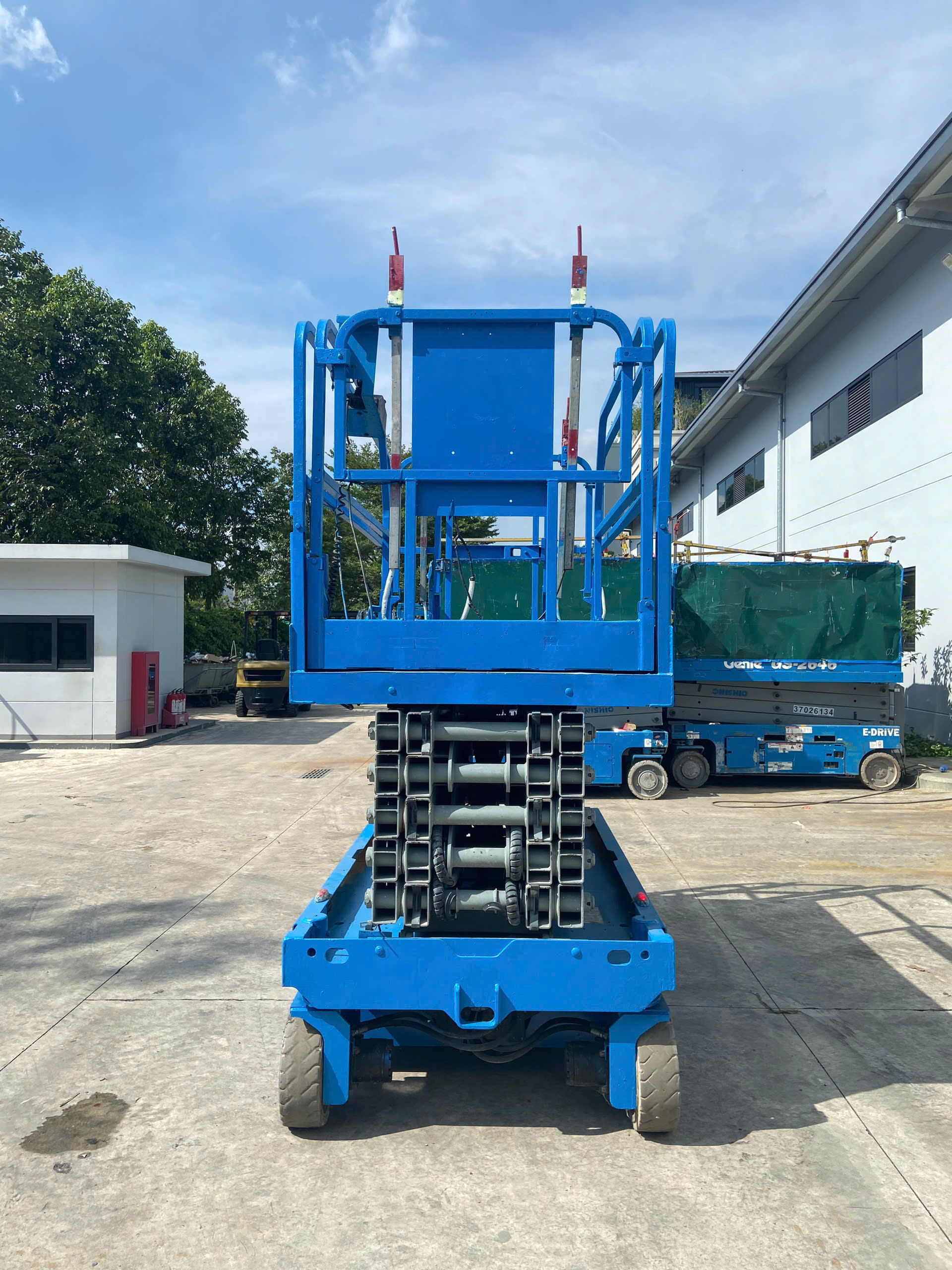 XE NÂNG NGƯỜI CẮT KÉO CŨ 14M GENIE GS4047