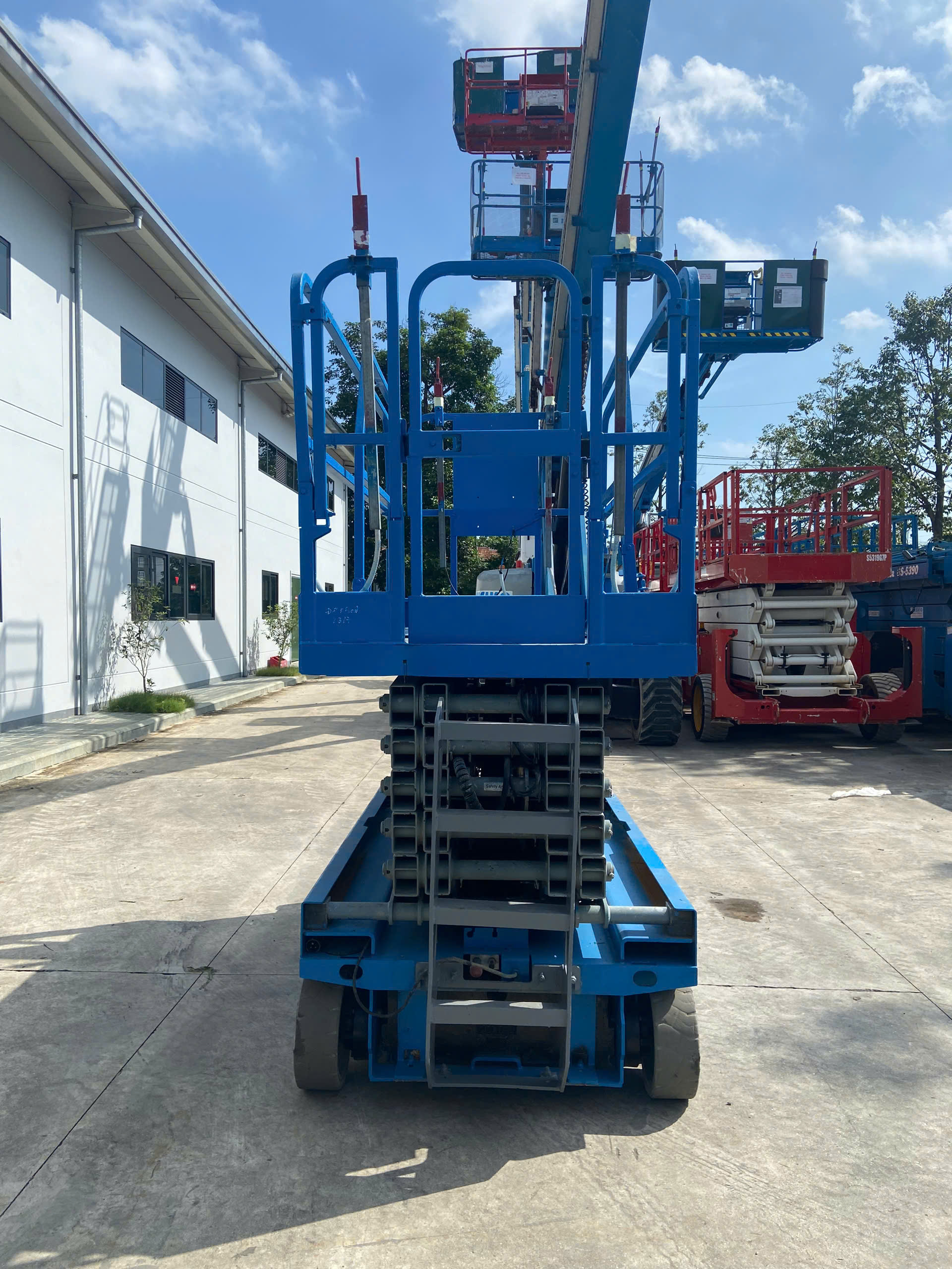 XE NÂNG NGƯỜI CẮT KÉO CŨ 14M GENIE GS4047