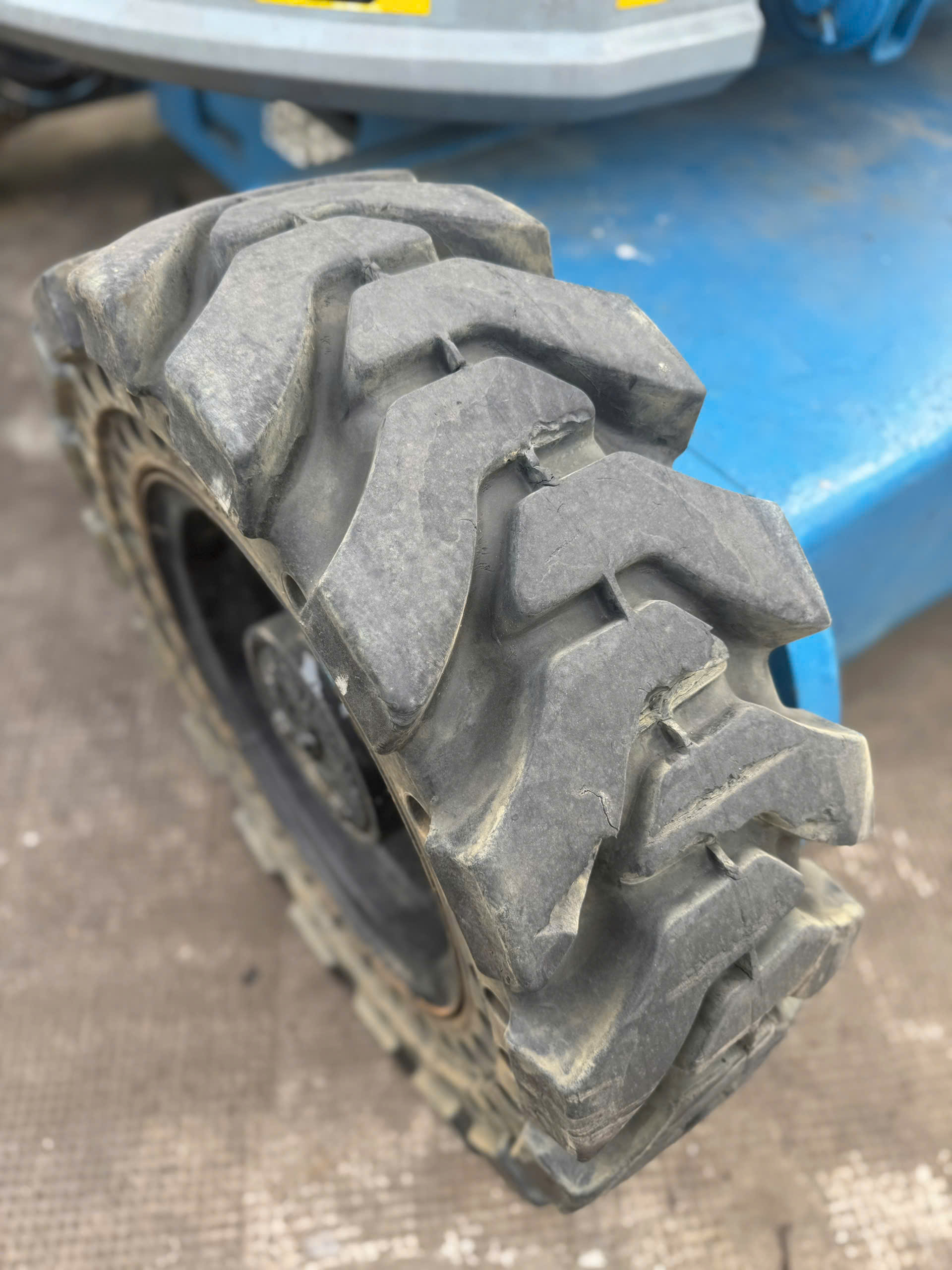 USED ARTICULATED BOOM LIFT GENIE Z34/22