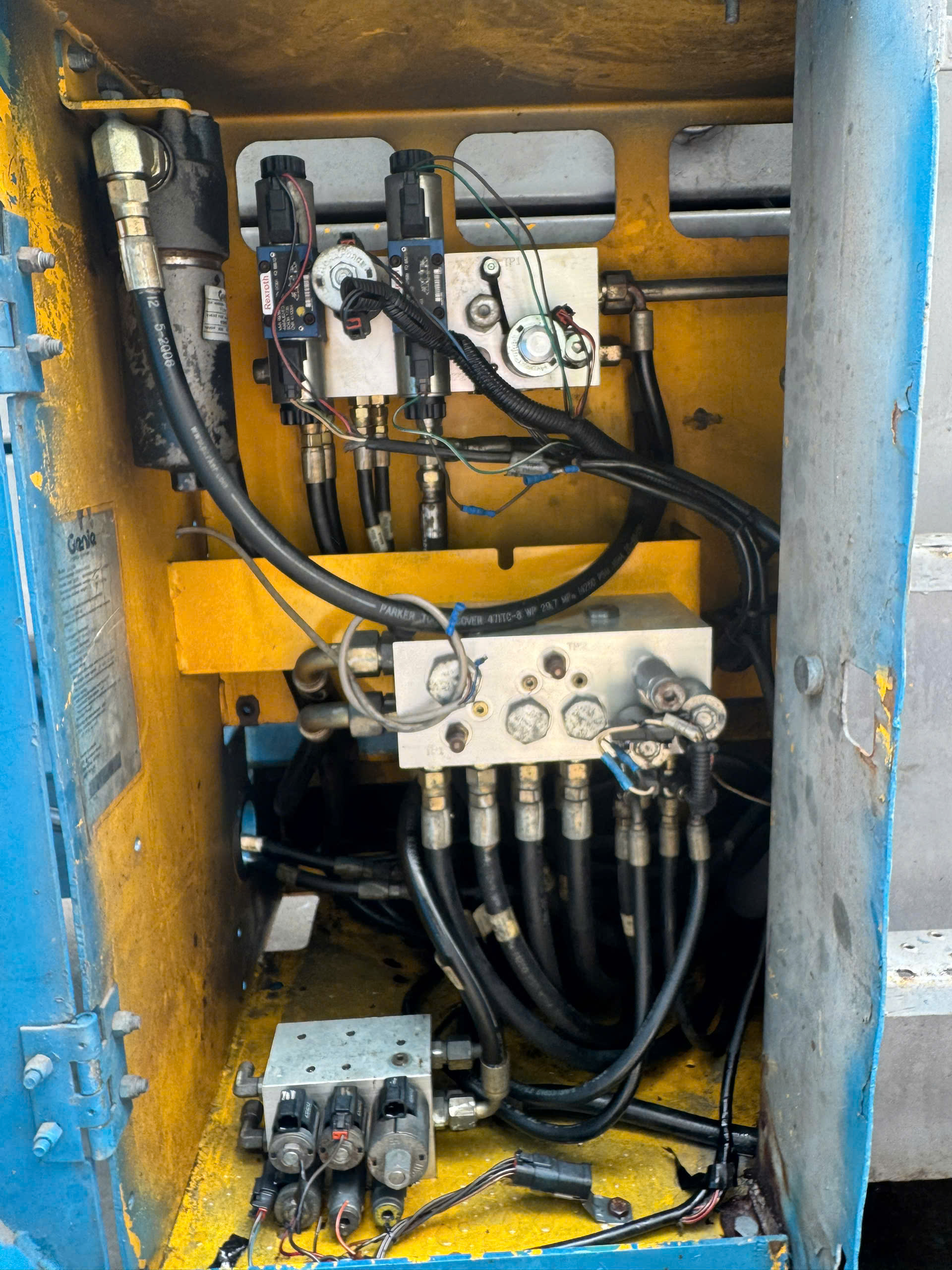 XE NÂNG NGƯỜI CẮT KÉO CŨ 18M GENIE GS5390