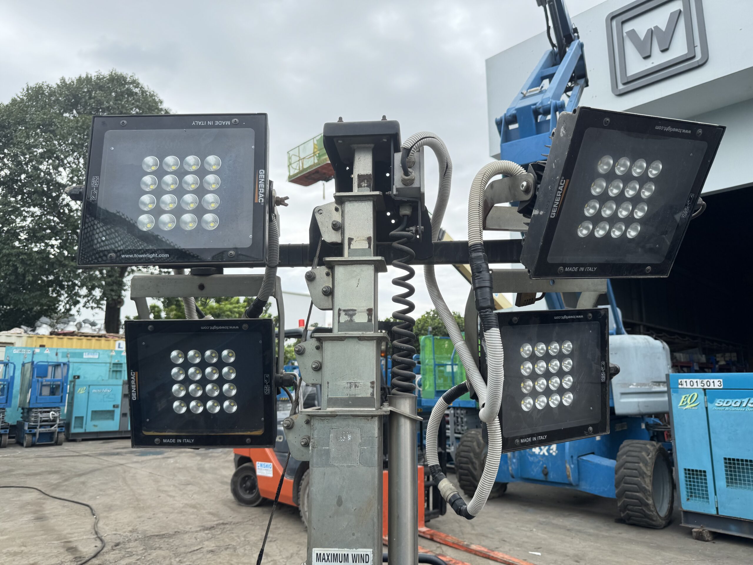 THÁP ĐÈN CHIẾU SÁNG LED CŨ GENERAC MT-2