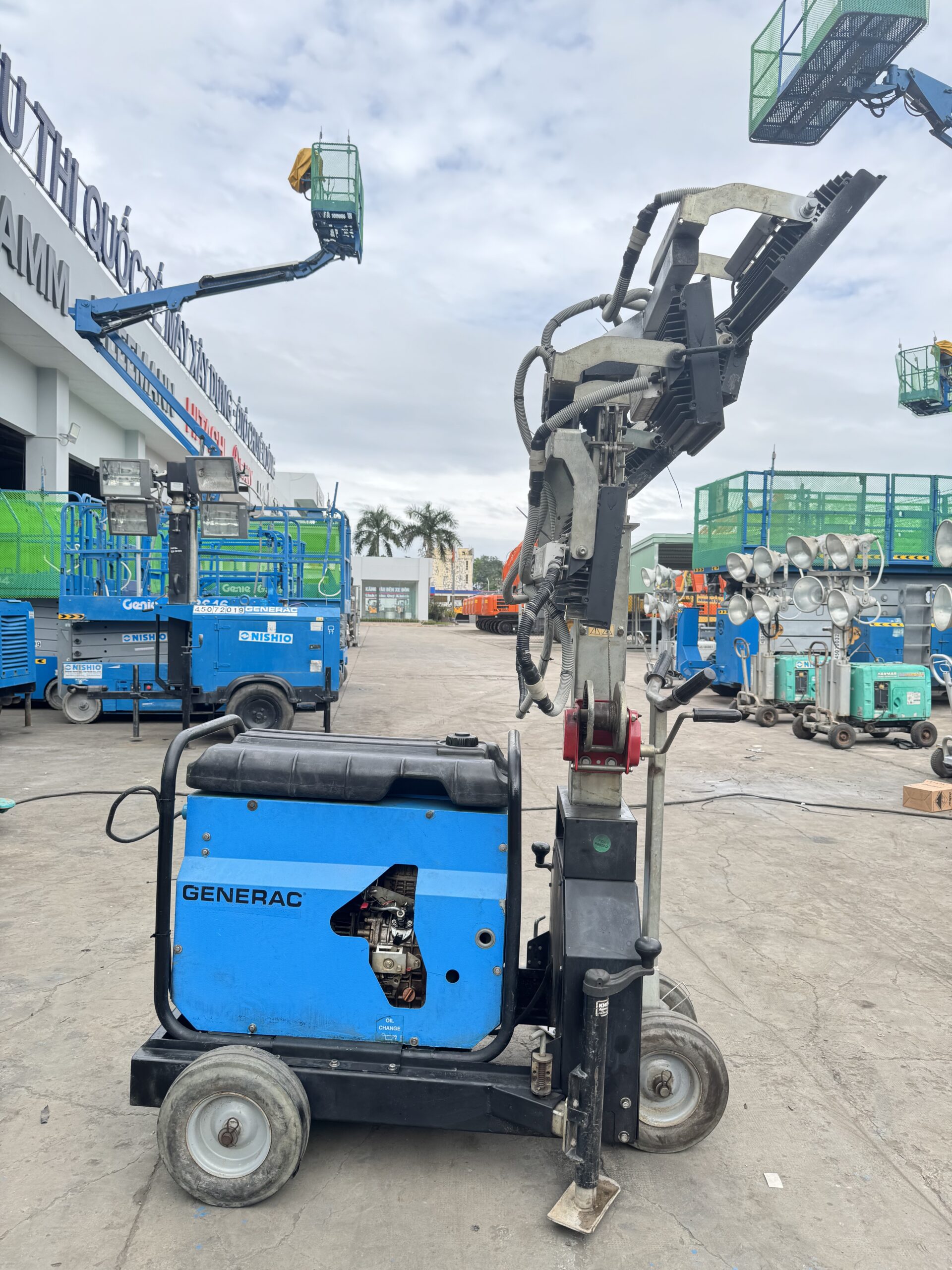 THÁP ĐÈN CHIẾU SÁNG LED CŨ GENERAC MT-2