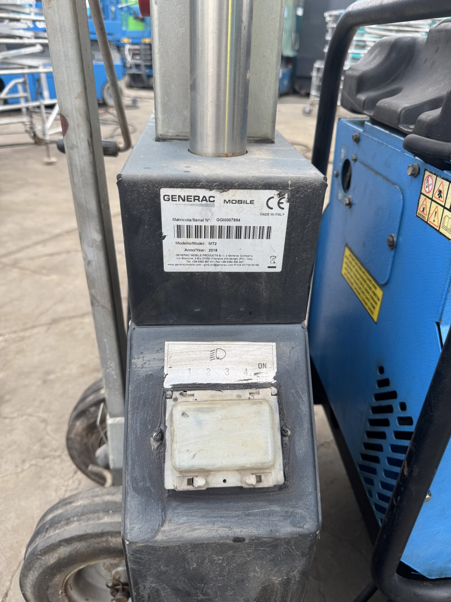 THÁP ĐÈN CHIẾU SÁNG LED CŨ GENERAC MT-2