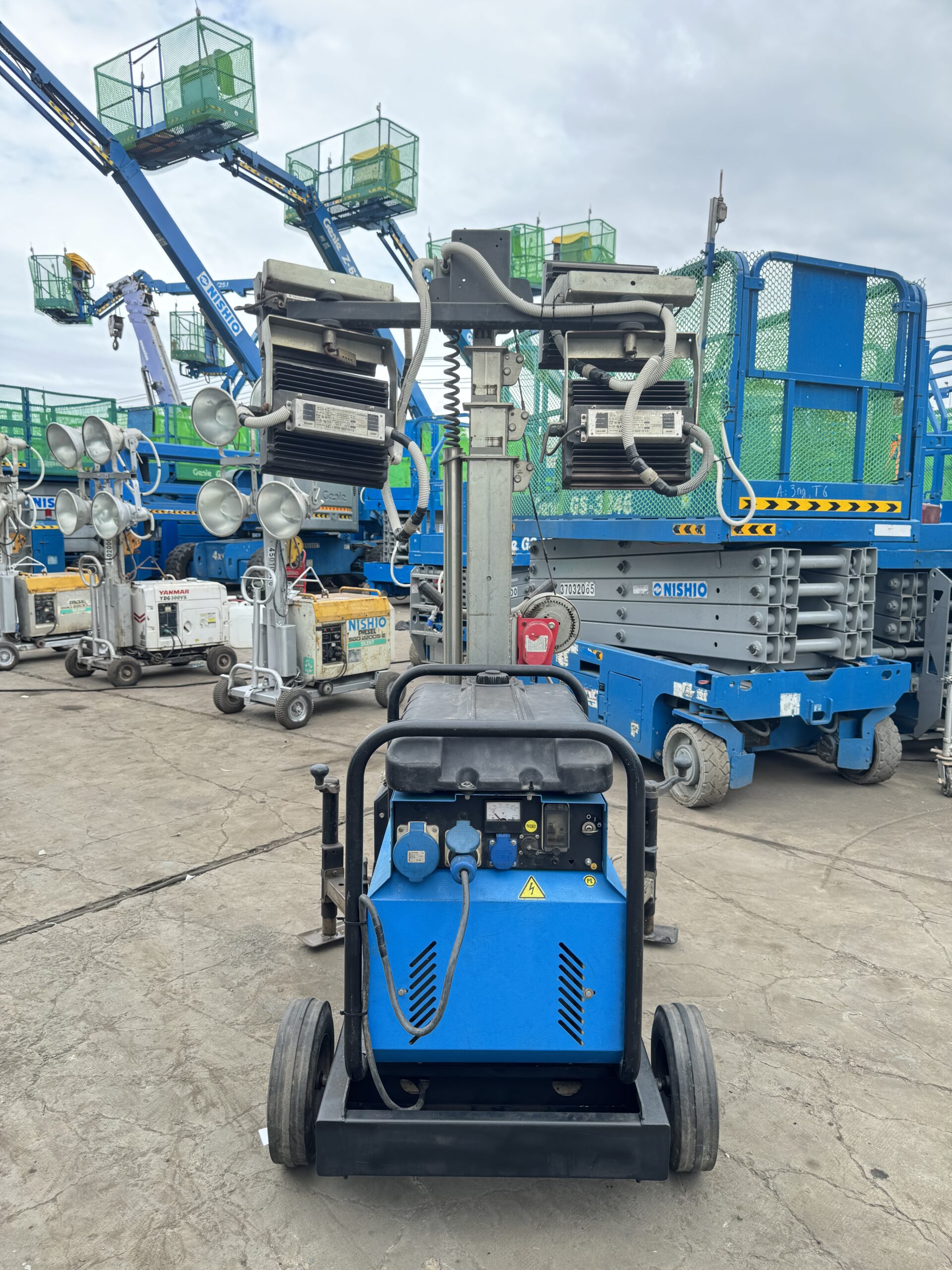 THÁP ĐÈN CHIẾU SÁNG LED CŨ GENERAC MT-2