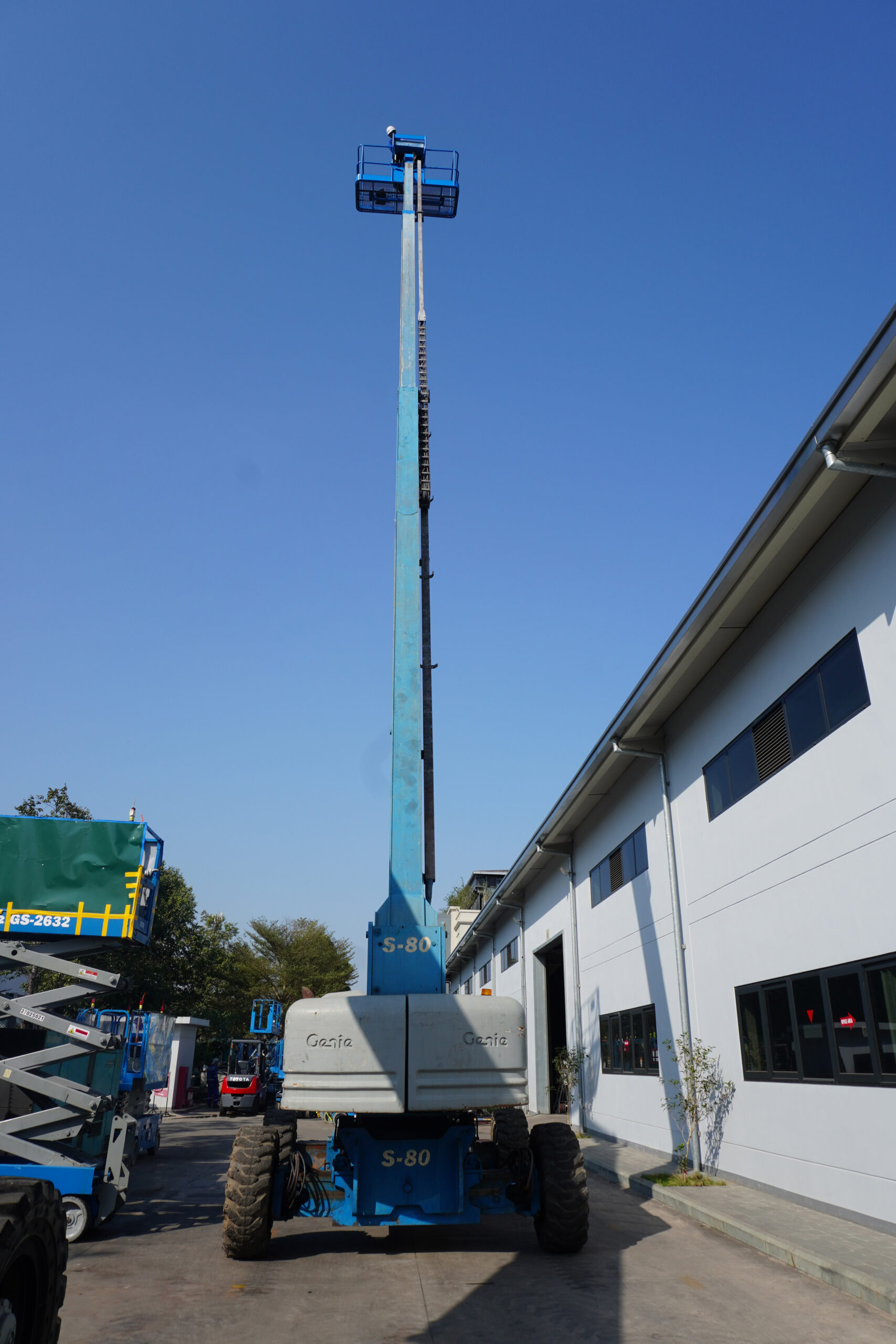 XE NÂNG NGƯỜI CẦN THẲNG CŨ 26M GENIE S80