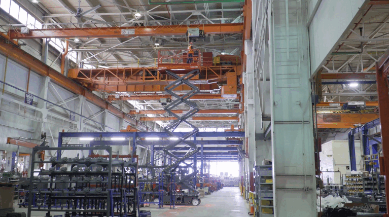 Hình ảnh sử dụng Xe nâng người 16m SJ5545E trong kho xưởng
