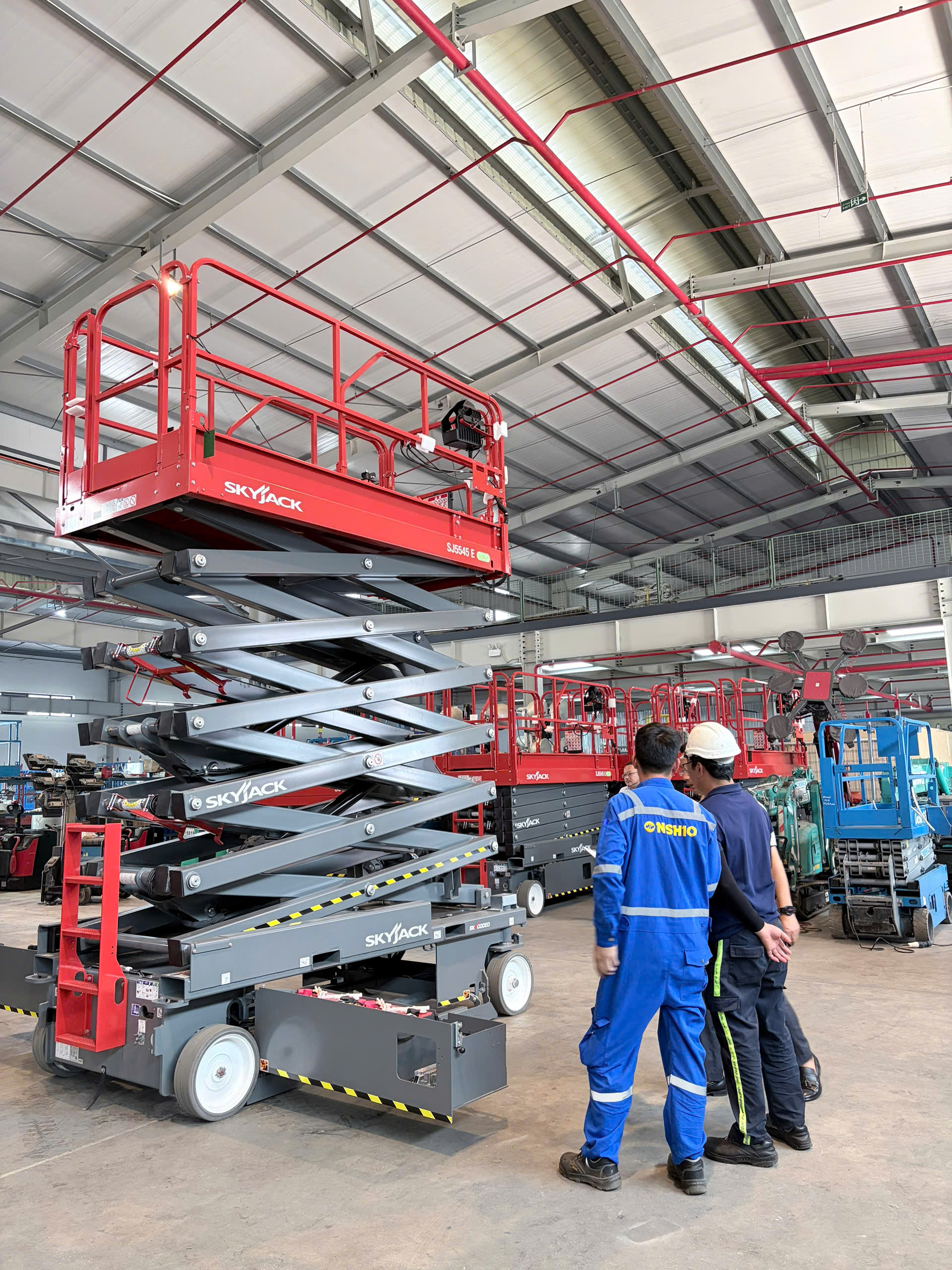 Xe Nâng Người Cắt Kéo Điện 16m Có Sẵn Tại Việt Nam