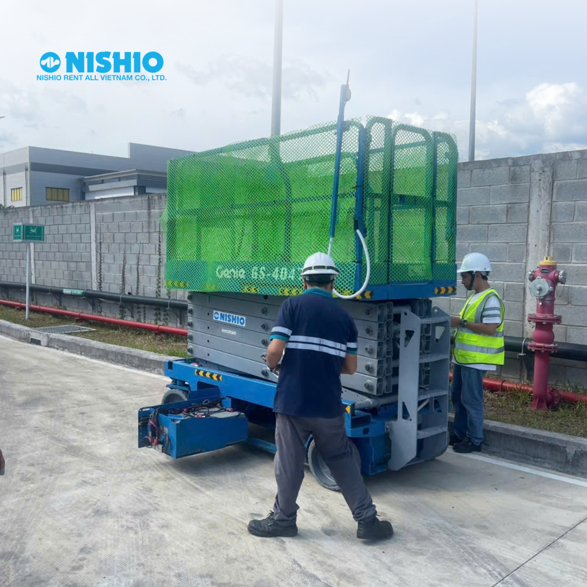 Khách hàng đang kiểm tra chất lượng của Xe nâng người cắt kéo 14m Genie GS4047 mà NISHIO cho thuê