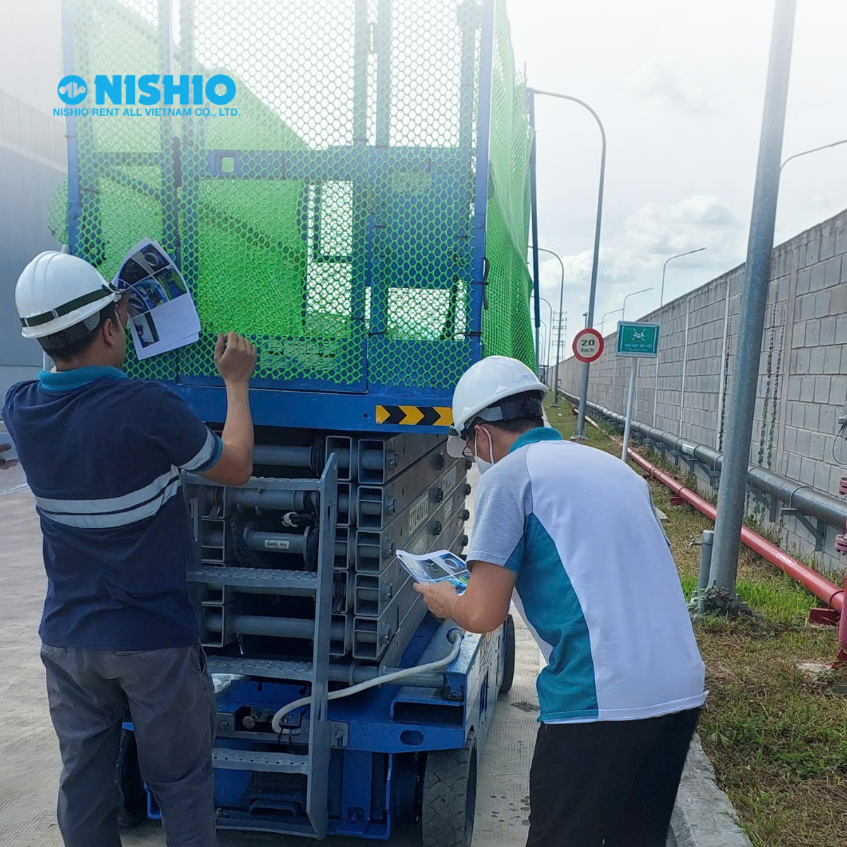 Hình ảnh khách hàng kiểm tra xe theo check list trong quá trình bàn giao